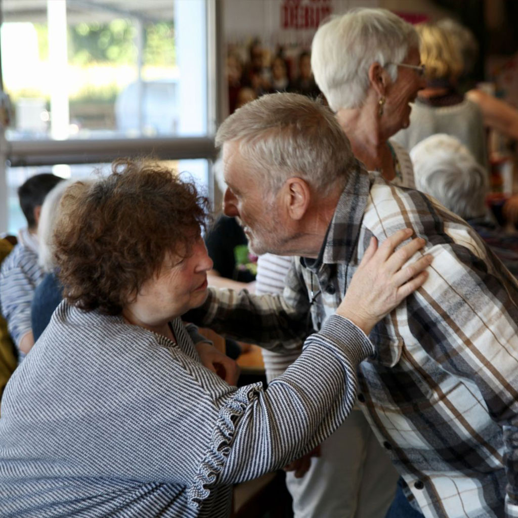 Des habitué se saluent à La KafeTiere