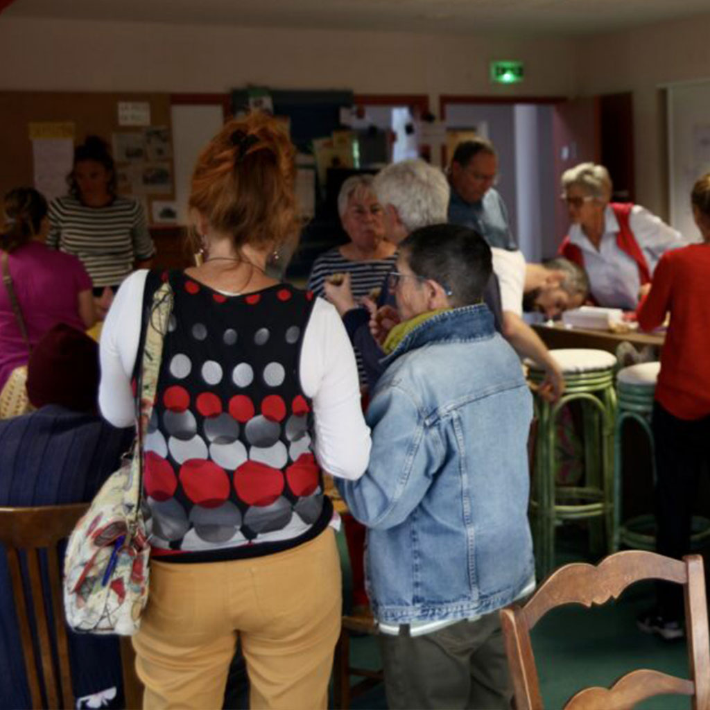 Des gens discutent au Kafe